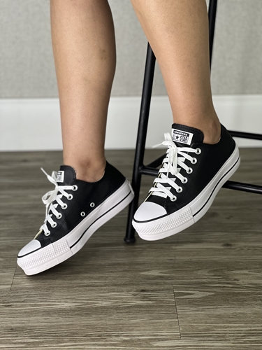 Tênis Couro Converse Chuck Taylor All Star - Preto e Branco 